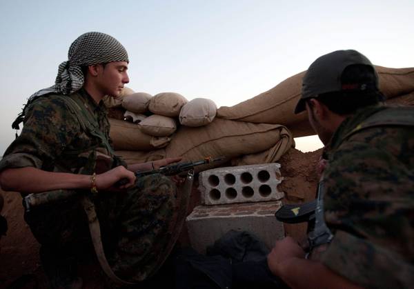 Kurdish-Syrian fighters at the frontline against islamist group Jahbat al-Nusra (archive)