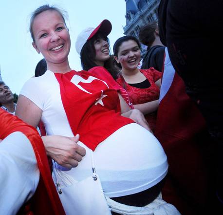 Una donna turca incinta festeggia dopo una partita di calcio (archivio)