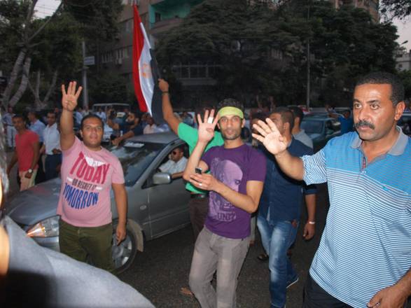 Manifestanti pro-Morsi a Heliopolis, al Cairo, non lontanto dal palazzo presidenziale (Foto: Claudio Accogli)