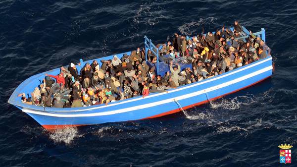 Un barcone di migranti nel Mediterraneo