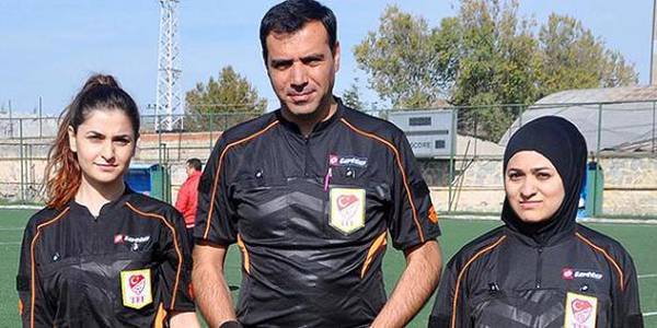 Buhra Yurdakul poses with referee Mehmet Aydin and the other assistant referee of the weekend's game, Hatice Usanmaz. (Photo: DHA) 