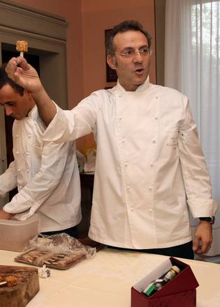 Un'immagine d'archivio dello chef Massimo Bottura