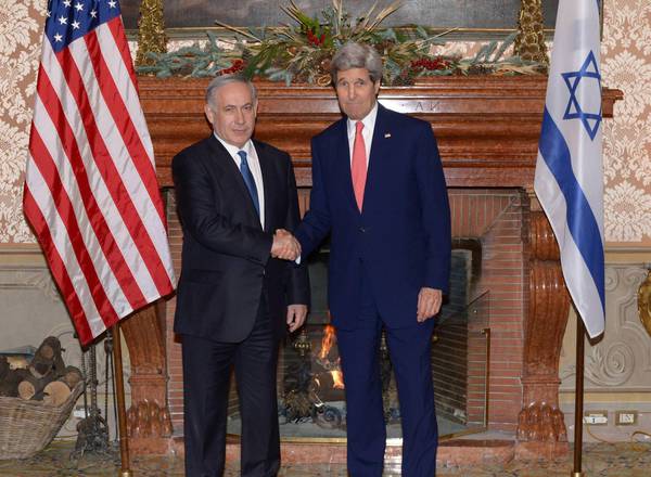 Il segretario di stato Usa John Kerry e il premier israeliano Benyamin Netanyahu ieri a Roma