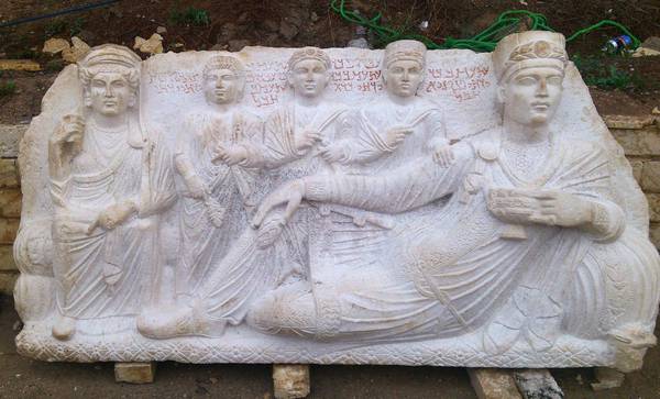 Una scultura funeraria rubata e recuperata dalle autorità siriane a Palmyra