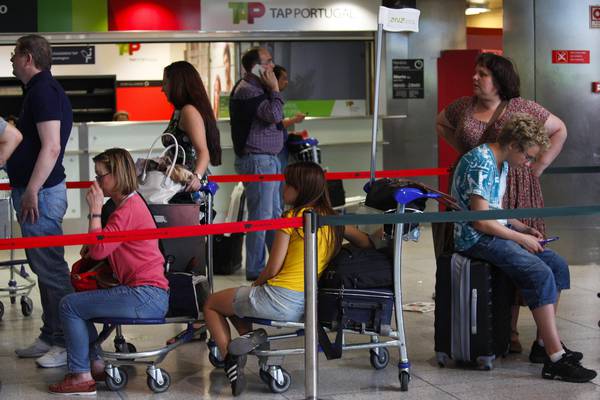 Passeggeri in attesa all'aeroporto di Lisbona