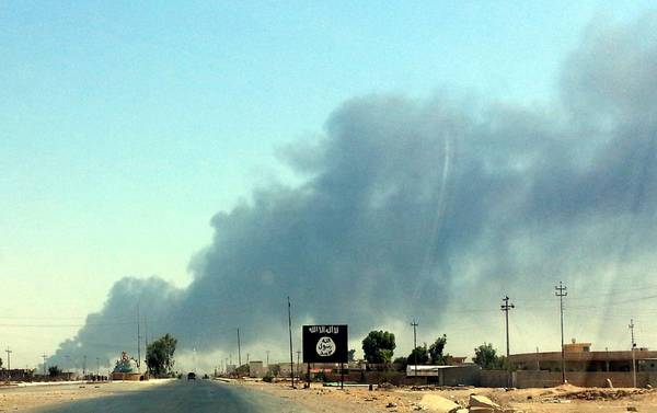 Smoke rises from the the Baiji oil refinery in northern Iraq (archive)