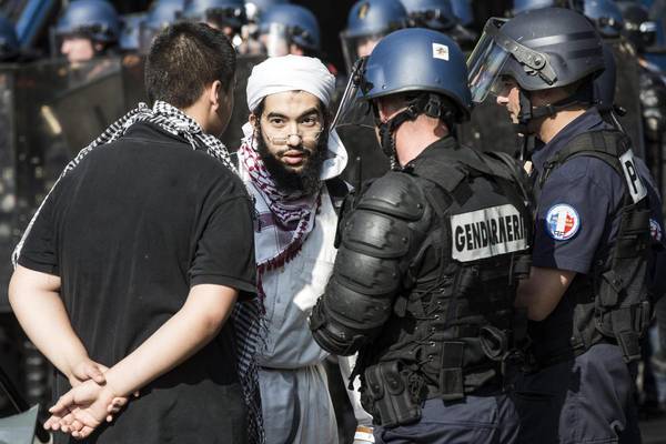 French police dismantle jihadist recruitment ring (archive material)