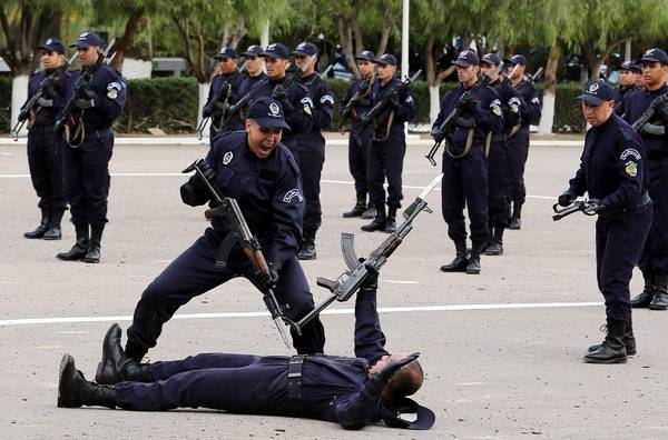 Newly-graduated Algerian policemen show their combat skills during a graduation ceremony (archive)