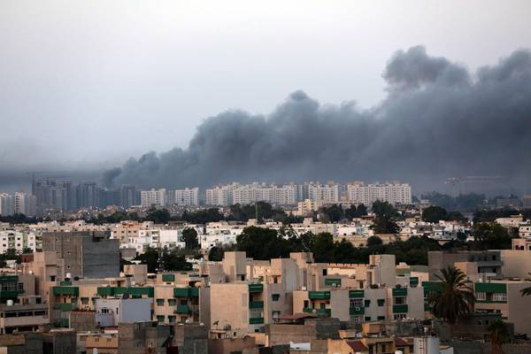Fumo su Tripoli durante i compattimenti tra le milizie di Alba di Libia e dell'Operazione 'Dignità' (archivio)