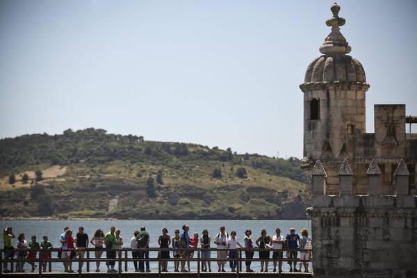 Turisti in fila per visitare la torre Belem a Lisbona