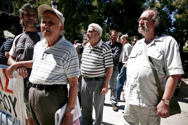 Retired seamen take part in a demonstration in front of their healthcare fund (archive)