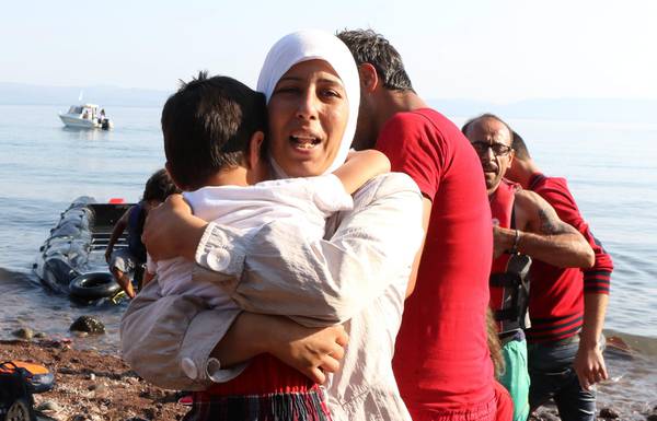 Una donna siriana con il suo bimbo giunta all'isola di Lesbos