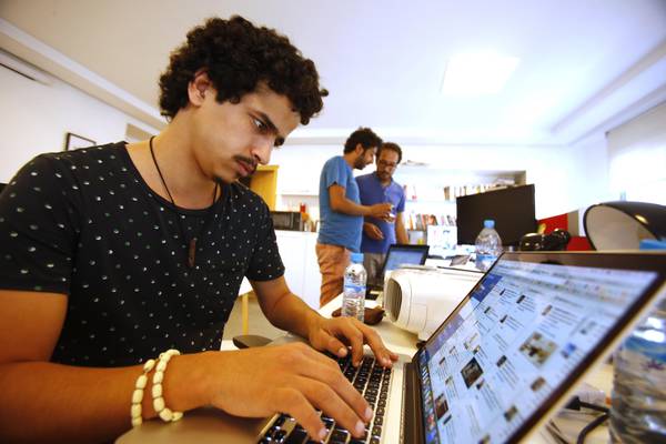 Un giovane marocchino lavora al computer