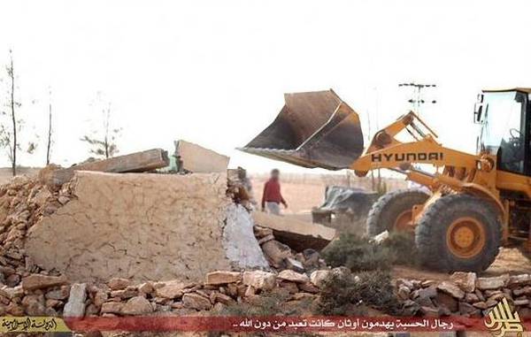 Isis destroys a sufi temple in Libya (images relaunched by the Daily Mail)