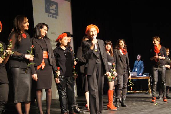 Emma Bonino durante lo spettacolo Ferite a Morte di Serena Dandini andato in scena ieri sera a Tunisi