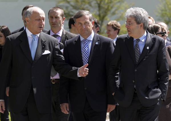 Italian Foreign Minister Paolo Gentiloni (R) with Slovenian FM Karl Erjavec (C) and French FM Laurent Fabius (L) during a foreign affairs ministers' meeting at Brdo, Slovenia