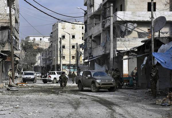 truppe siriane in una strada riconquistata di Aleppo est