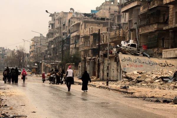Una strada ad Aleppo est. La scritta su un muro dice 'Aleppo sta sanguinando, non cederò la tua terra'.
