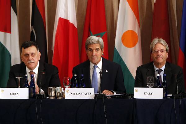Da sinistra il premier libico Fayez al-Sarraj, il segretario di stato Usa John Kerry e il ministro degli Esteri Paolo Gentiloni alla riunione ministeriale sulla Libia a New York