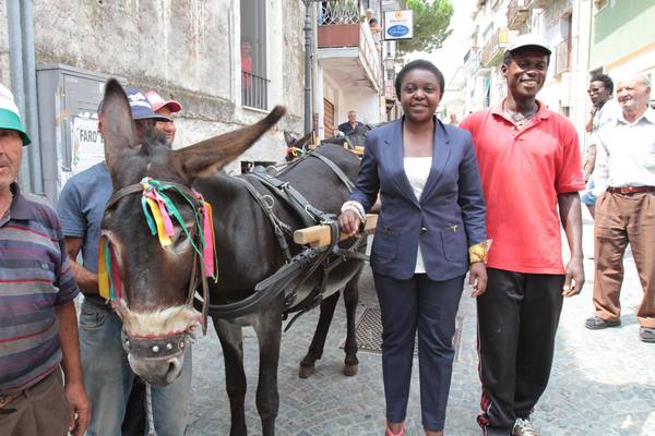L'ex ministro Cecil Kyenge  con il ghanese Daniel Yaboah che a Riace (Reggio Calabria) con un carretto e un asino si occupa della raccolta differenziata dei rifiuti