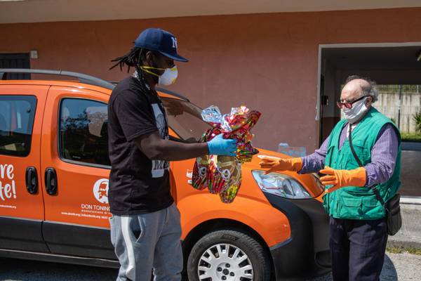 Rifugiati e richiedenti asilo portano le uova di cioccolato ai bambini dei quartieri Spagnoli e del rione Sanità a Napoli nell'ambito del programma PartecipAzione