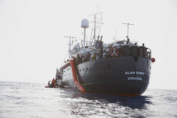 149 migranti della Alan Kurdi trasferiti su traghetto