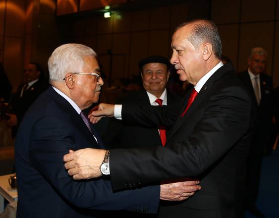 Palestinian President Mahmoud Abbas (L) and Turkish President Recep Tayyip Erdogan (R)