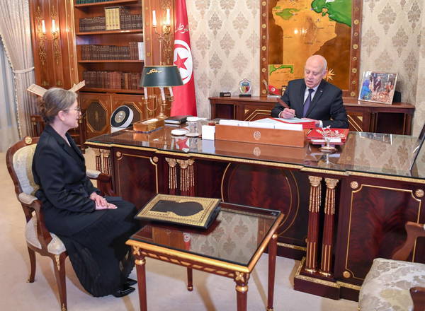 Il presidente tunisino Kais Saied con il primo ministro Najla Bouden