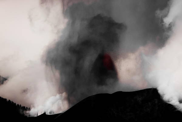 Un momento dell'eruzione del vulcano di Cumbre Vieja a La Palma nelle Canarie
