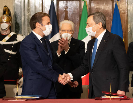 Stretta di mano tra il presidente francese Emmanuel Macron e il premier Mario Draghi dopo la firma del Trattato del Quirinale