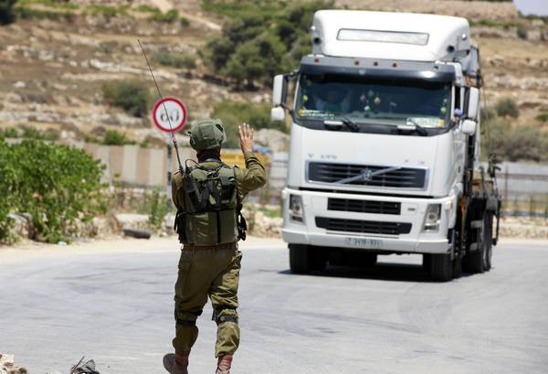 Israel raises state of alert at all crossings with the West Bank