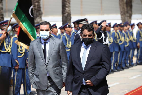 Il nuovo primo ministro libico, Abdul Hamid Dbeibah (a sinistra)