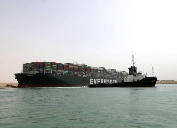 Il Canale di Suez è ancora chiuso da una gigantesca nave portacontainer – Economy