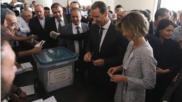 Il presidente siriano Bashar al-Assad e la moglie Asma al voto in un seggio di Duma, un sobborgo di Damasco