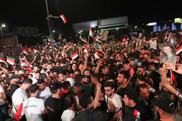 Sostenitori del presidente siriano Bashar al-Assad celebrano a Damasco la sua vittoria elettorale