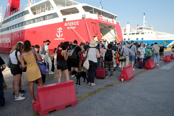 Turisti in attesa dell'imbarco per le isole al porto del Pireo