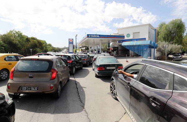 Tunisian queues at gas stations in Tunis