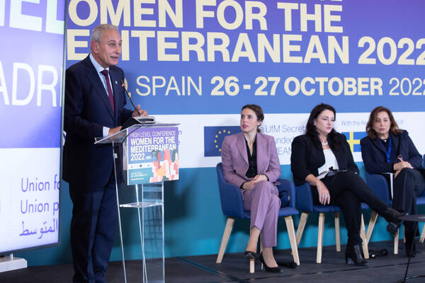 Nasser Kamel, segretario generale dell'Unione per il Mediterraneo (UpM), interviene alla Conferenza 2022 sulle donne per il Mediterraneo a Madrid
