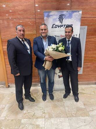 Davide Maged accolto con un mazzo di fiori all'aeroporto del Cairo da un team della Egyptair
