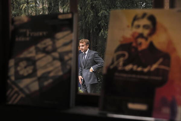 Emmanuel Macron visita la casa museo di Proust a Illiers-Combray