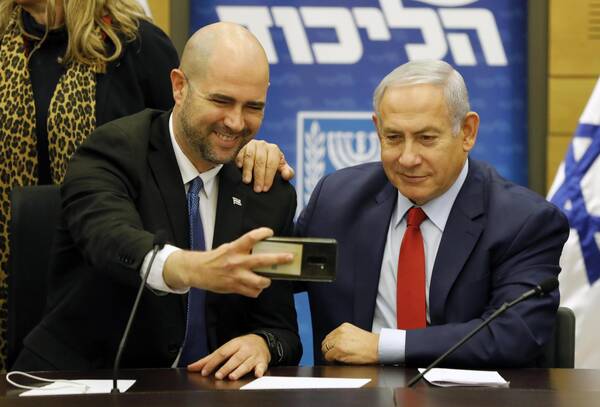 Benyamin Netanyahu e il nuovo presidente della Knesset, Amir Ohana