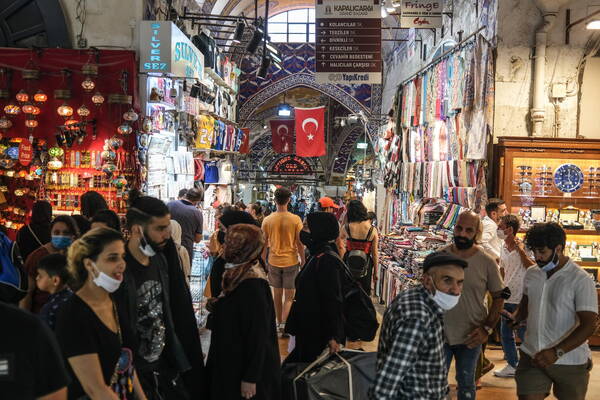 Turisti al Grande Bazar di Istanbul