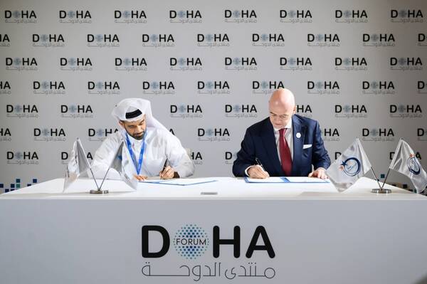 La firma dell'accordo tra Fifa e associazioni del Qatar per iniziative calcistiche nelle scuole del Paese in vista dei Mondiali di calcio