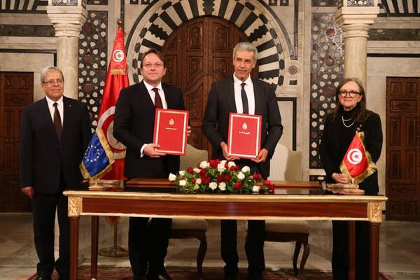Il premier tunisino Najla Bouden (d) e il commissario europeo Oliver Varhelyi (2-s) alla firma dell'accordo per la sovvenzione di 50 milioni di euro a sostegno della transizione ambientale in Tunisia