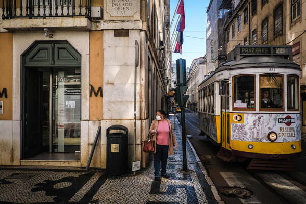 Il tram nel centro storico di Lisbona