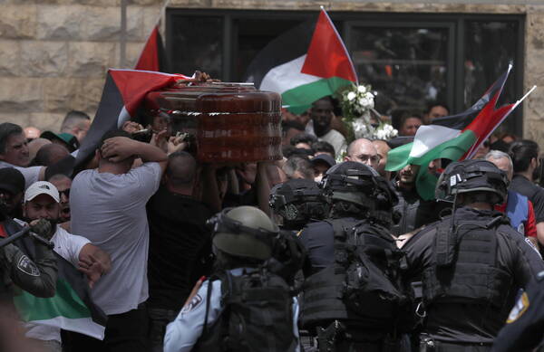 Violent intrusion of Israeli police in the funerary procession of the Al-Jazeera reporter Shireen Abu Akleh