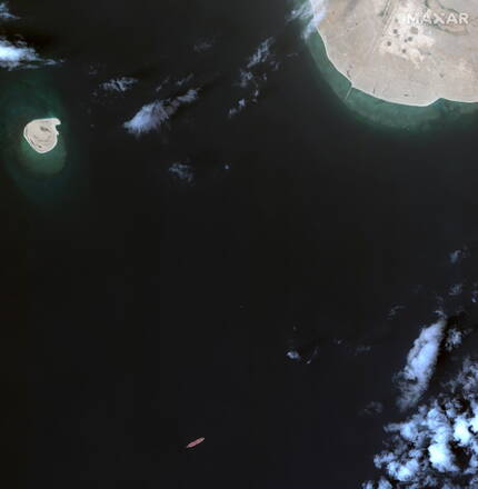In basso la superpetroliera FSO Safer al largo delle coste dello Yemen vista in una foto satellitare