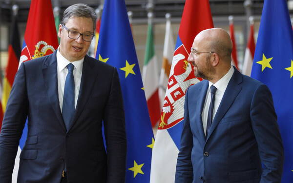 Il presidente serbo Aleksandar Vucic (s) e il presidente del Consiglio europeo Charles Michel (d)