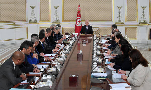 Il presidente tunisino Kais Saied presiede il consiglio dei ministri