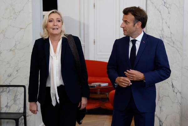 Marine Le Pen incontra il presidente Emmanuel Macron nell'ambito delle consultazioni con i partiti all'opposizione all'Eliseo